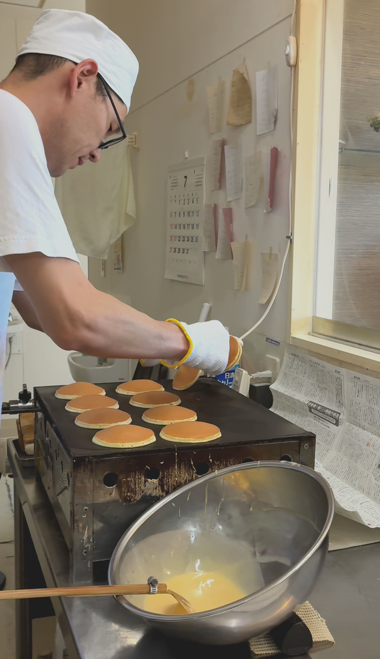 どらやきを焼いている古市