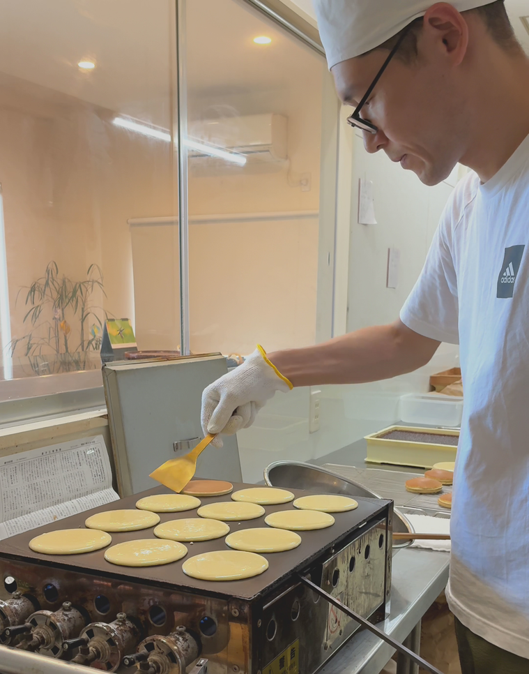 どら焼きを焼いている古市さん