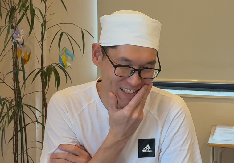 インタビューを受ける古市さん