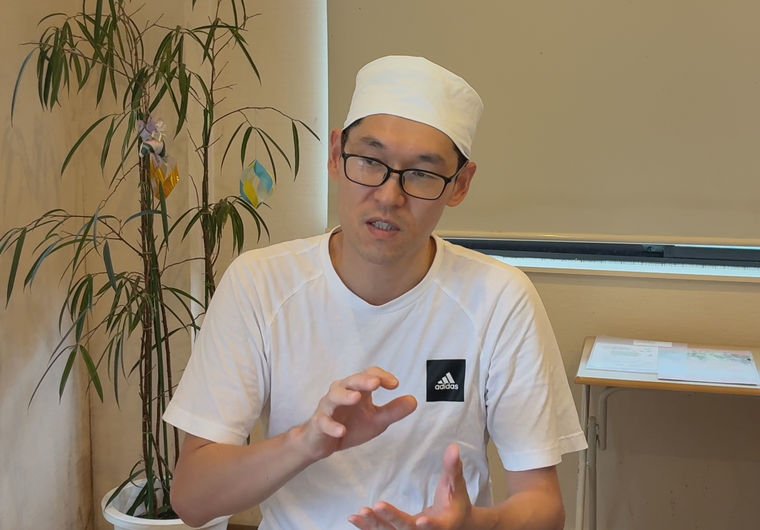 インタビューを受ける古市さん