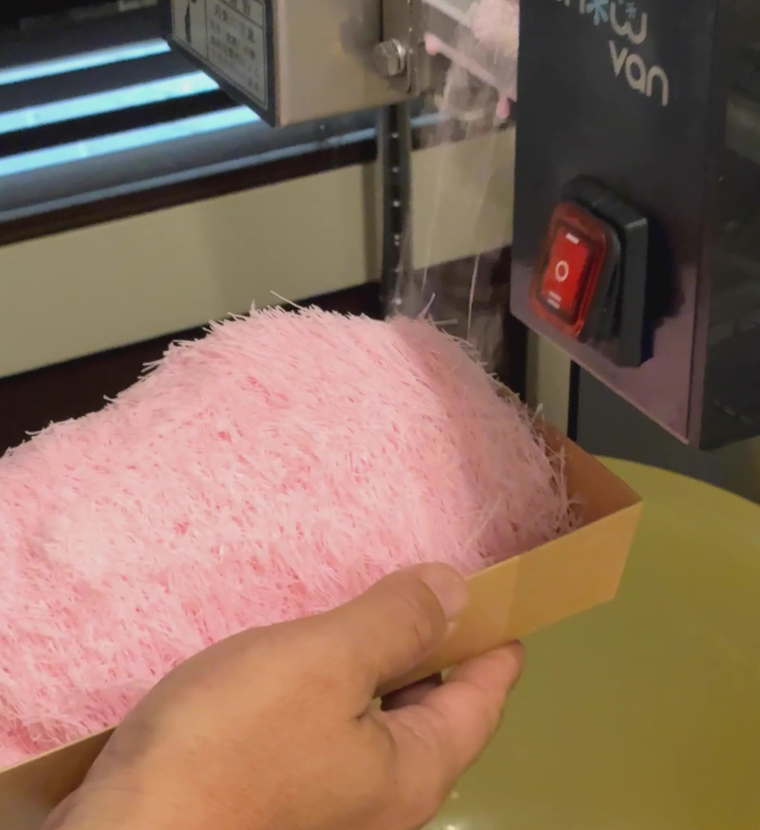 糸ピンスを削っているところ