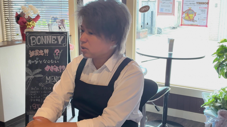 インタビューを受ける武内大典さん