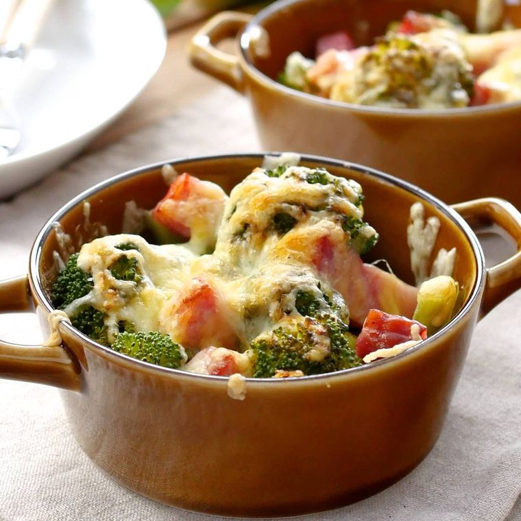 茶色い器に盛り付けられたブロッコリーのマヨチーズ焼き