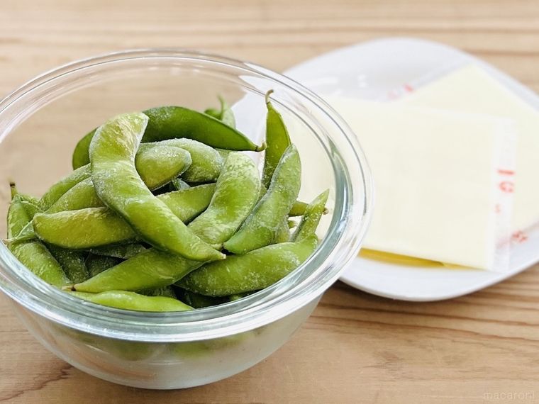テーブルの上に枝豆とスライスチーズが置かれている様子