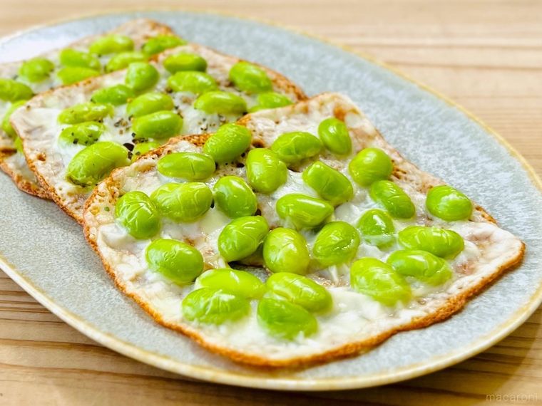 枝豆をのせて焼いたスライスチーズ