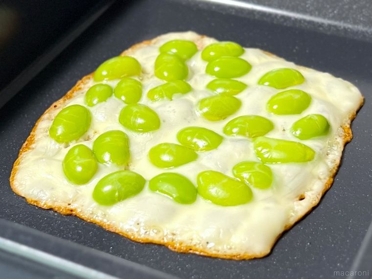 スライスチーズに枝豆をのせて焼いている様子