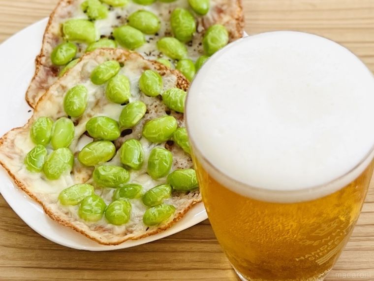 枝豆をのせて焼いたスライスチーズとグラスビール