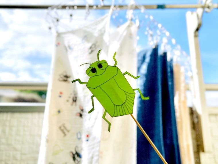 外干しした洗濯物と画用紙で作ったカメムシ