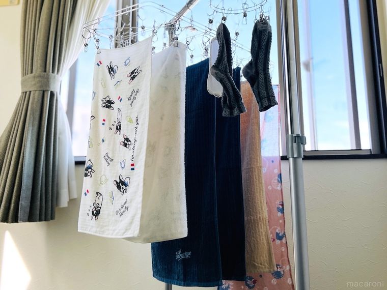 洗濯物を部屋干ししている様子