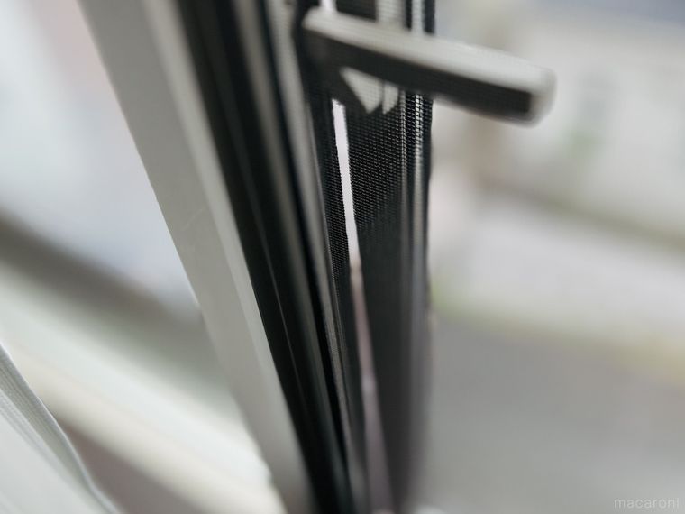 窓を少し開けた様子