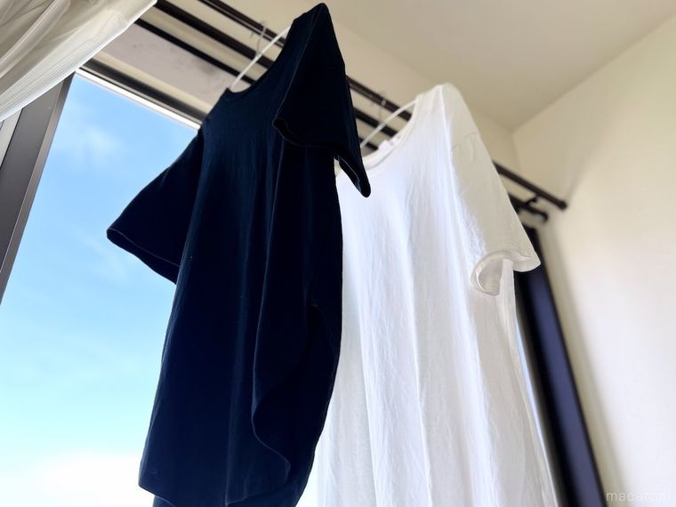 カーテンレールに干している様子