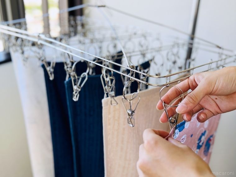 ピンチハンガーに洗濯物を干している様子