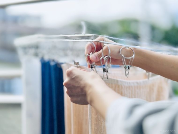 ピンチハンガーに洗濯物を干している様子