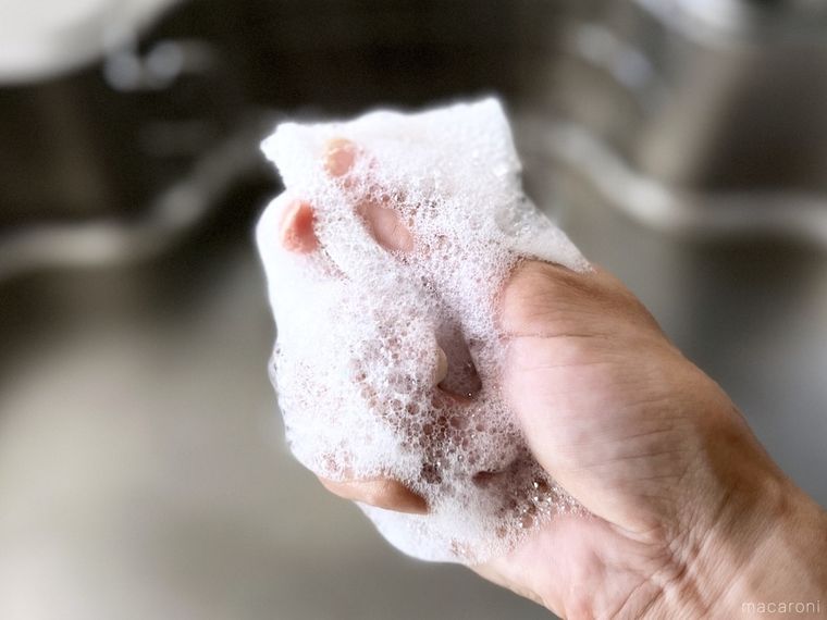 キッチンシートスポンジを泡立てている様子