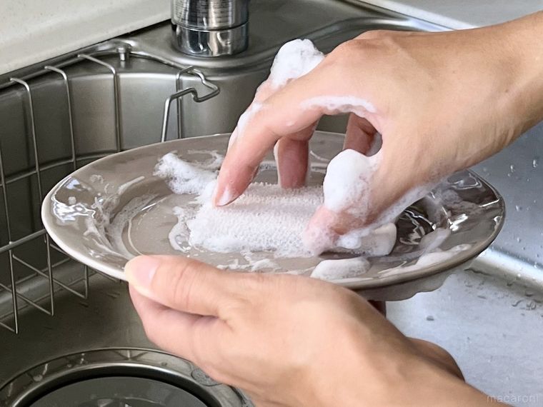 キッチンシートスポンジで皿を洗っている様子