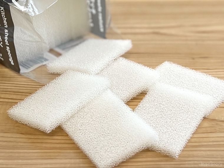 キッチンシートスポンジが袋からあふれ出た様子