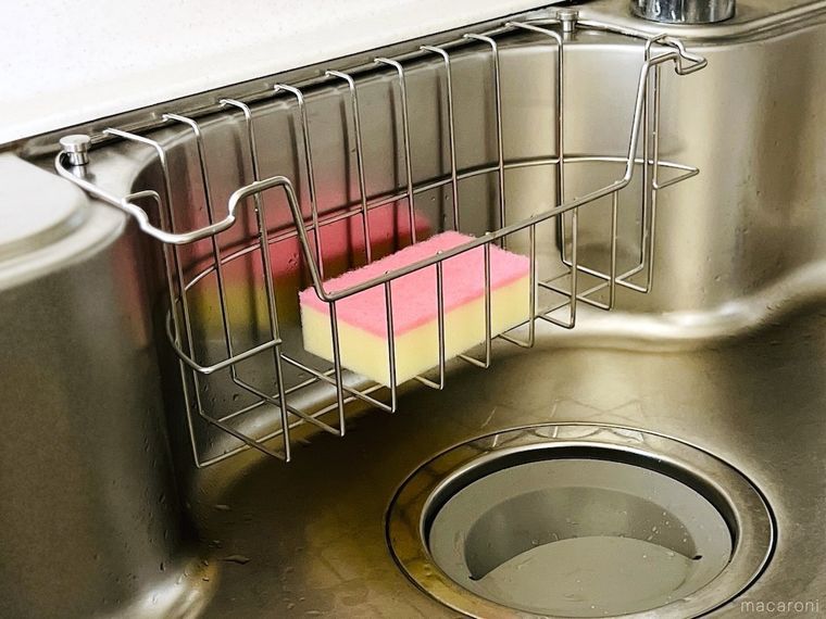 シンクのスポンジ置きに食器用スポンジが置かれている様子