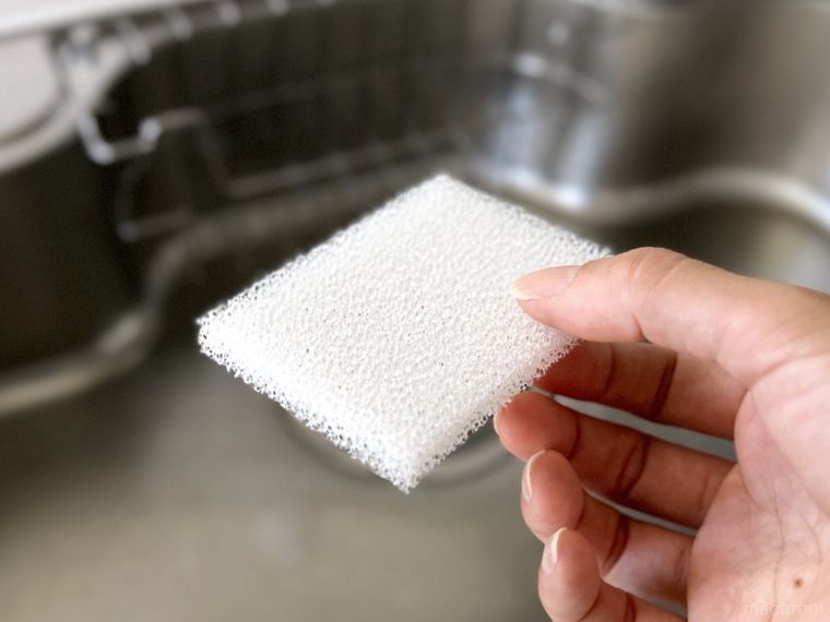 キッチンシートスポンジを手で持っている様子