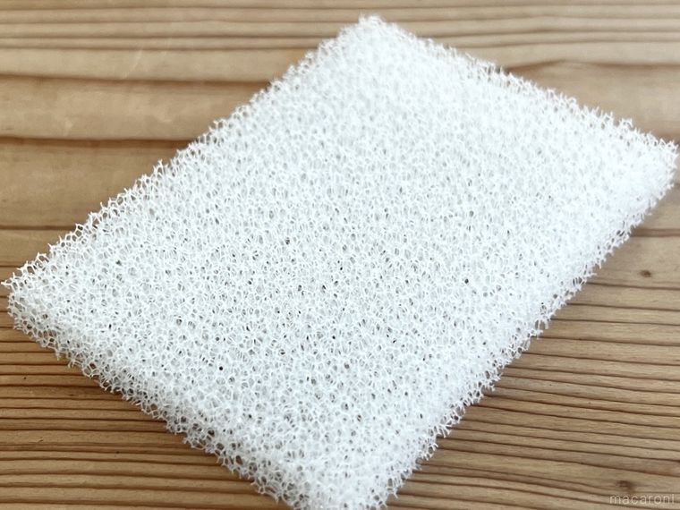 テーブルの上に置かれたキッチンシートスポンジ