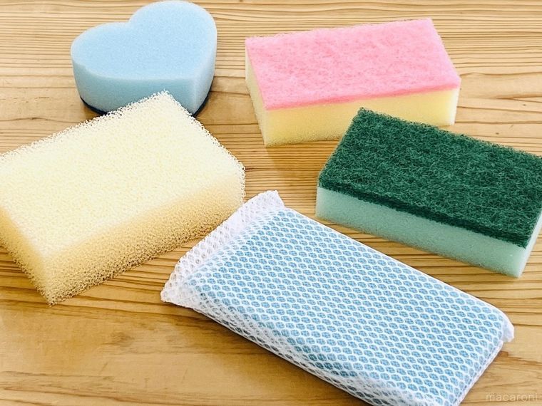 5種類の食器用スポンジが置かれている様子