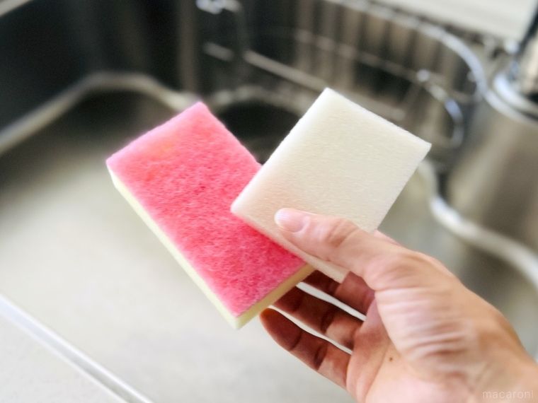 食器用スポンジとキッチンシートスポンジを手で持っている様子