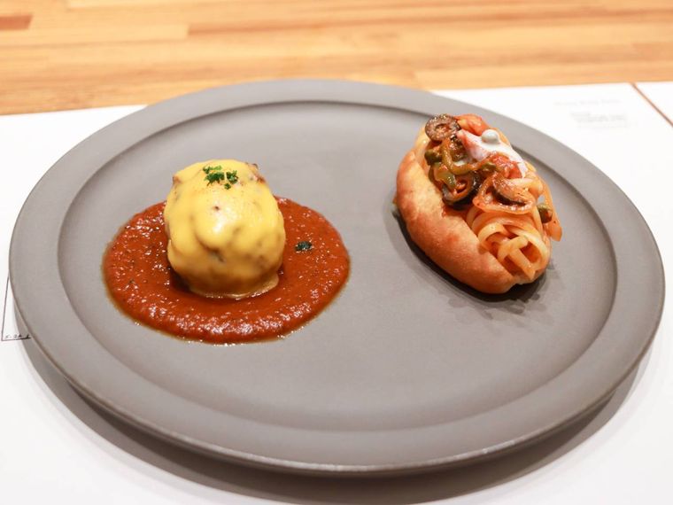 グレーの大皿にチーズハンバーグとナポリタンホットドッグが盛り付けられた1/2の限定メニュー