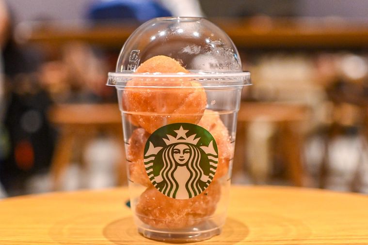 ドーナツが入ったカップのアップ
