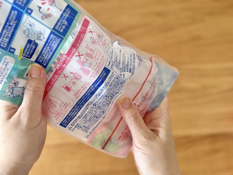 塩と氷を入れたシャカシャカシャーベット袋を揉んでいる様子