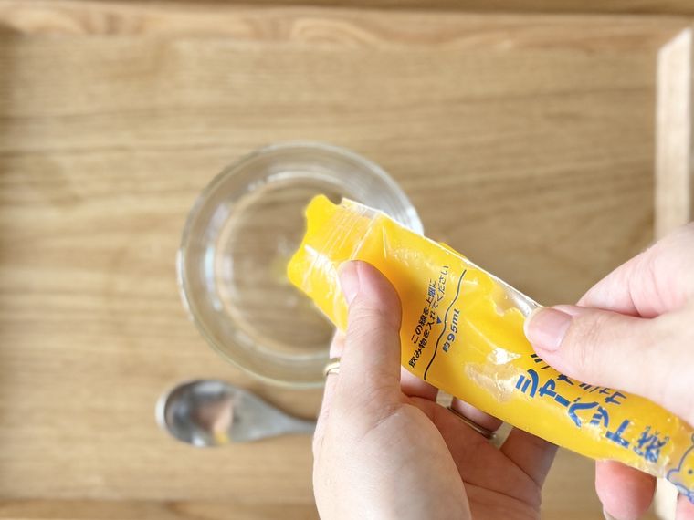 凍らせたジュースを盛り付けている様子