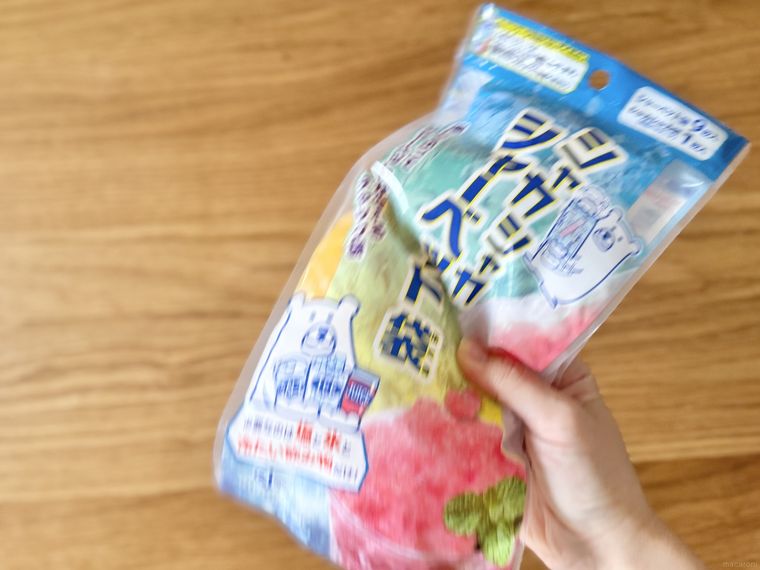 シャカシャカシャーベット袋を振っている様子