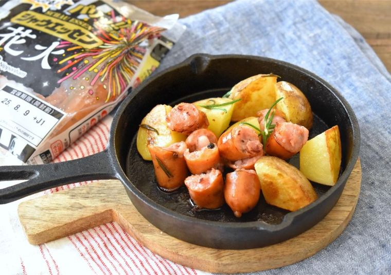 スキレットで焼いたじゃがいもとソーセージ、シャウエッセンのパッケージ