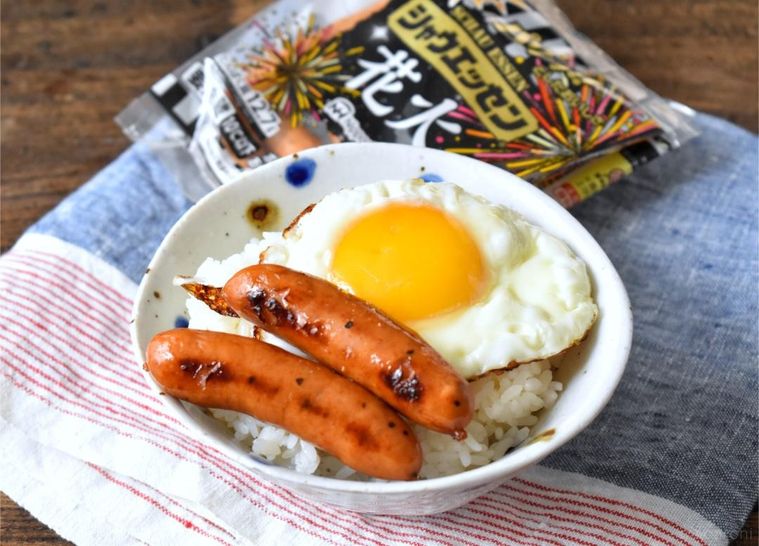 目玉焼きとソーセージをのせたごはん