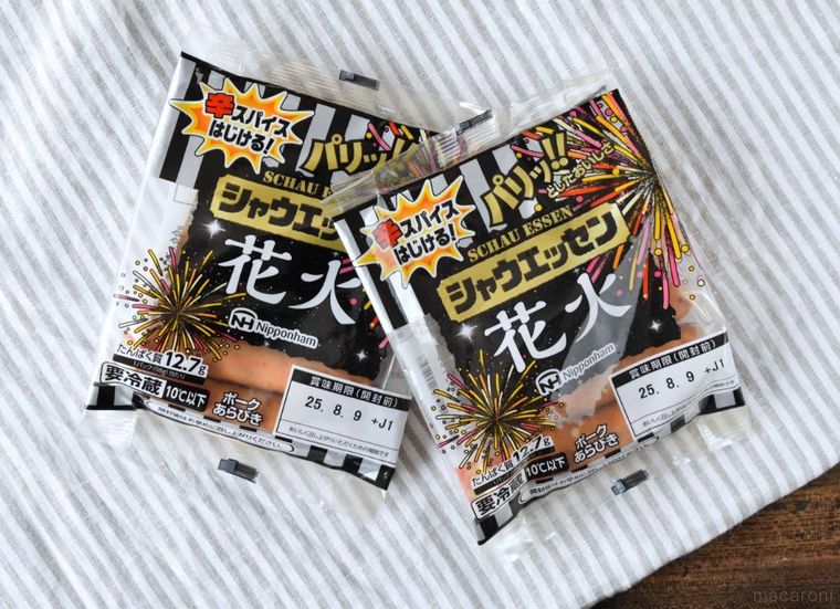 テーブルに並べたシャウエッセン花火のパッケージ2個