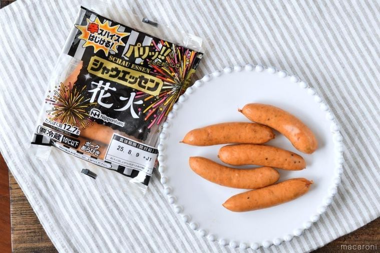 シャウエッセン花火のパッケージと皿に盛ったソーセージ