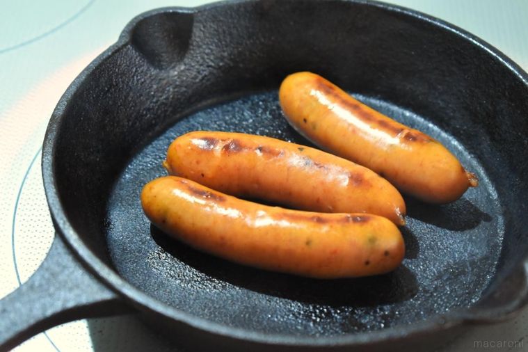 スキレットで焼いたソーセージ3本
