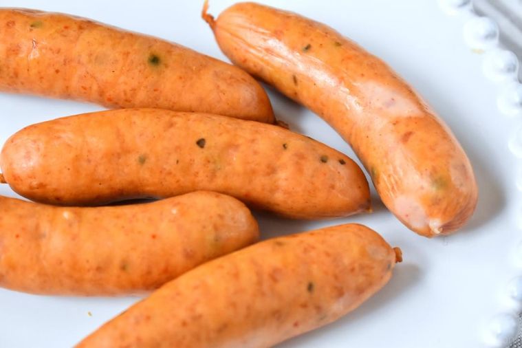 皿に盛ったソーセージ5本