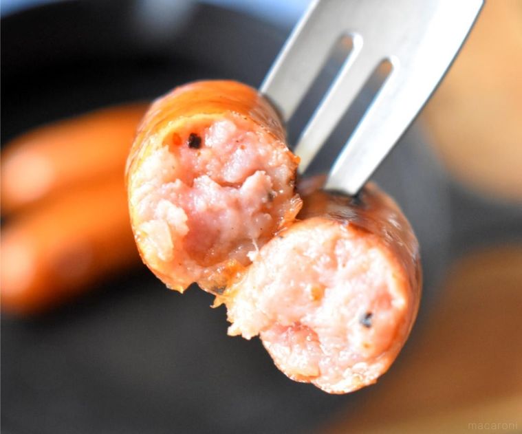 半分に割ってフォークに刺したソーセージ