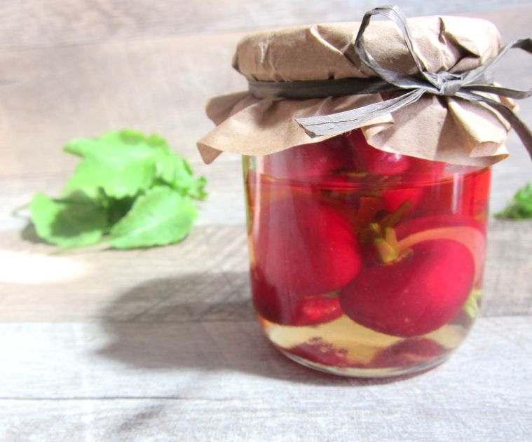 包装した瓶で漬けているラディッシュピクルス