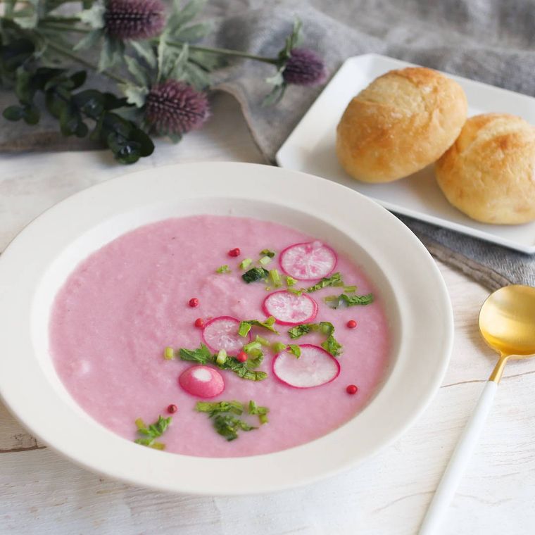 ピンクのラディッシュスープが白い器に入っているところ