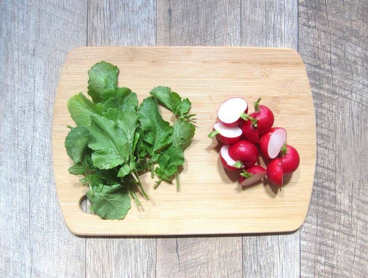 まな板の上にラディッシュと葉が置かれているところ