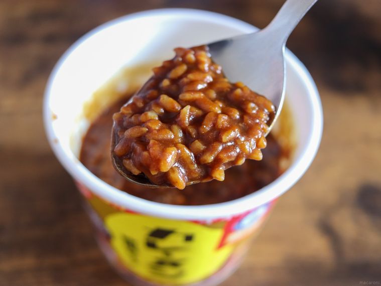 できあがったカレーメシ 欧風ビーフをスプーンですくっている様子