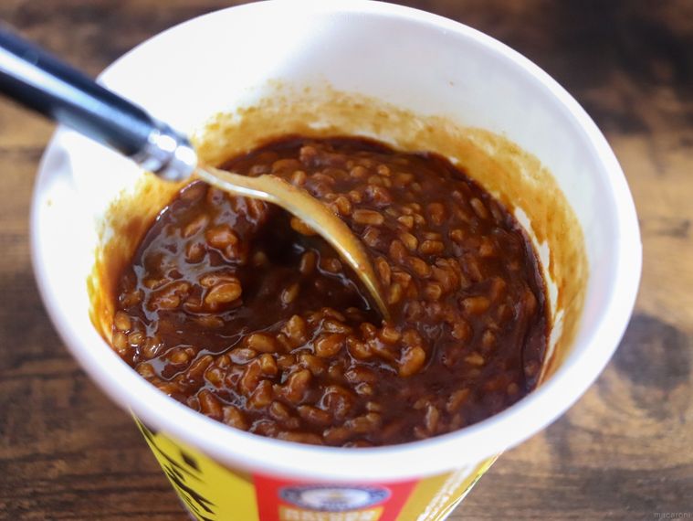 お湯を入れたカレーメシ 欧風ビーフをスプーンで混ぜている様子