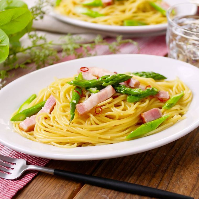 白い皿に盛り付けられたペペロンチーノ