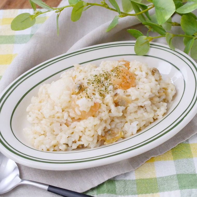 白い皿に盛り付けられたシーフードピラフ