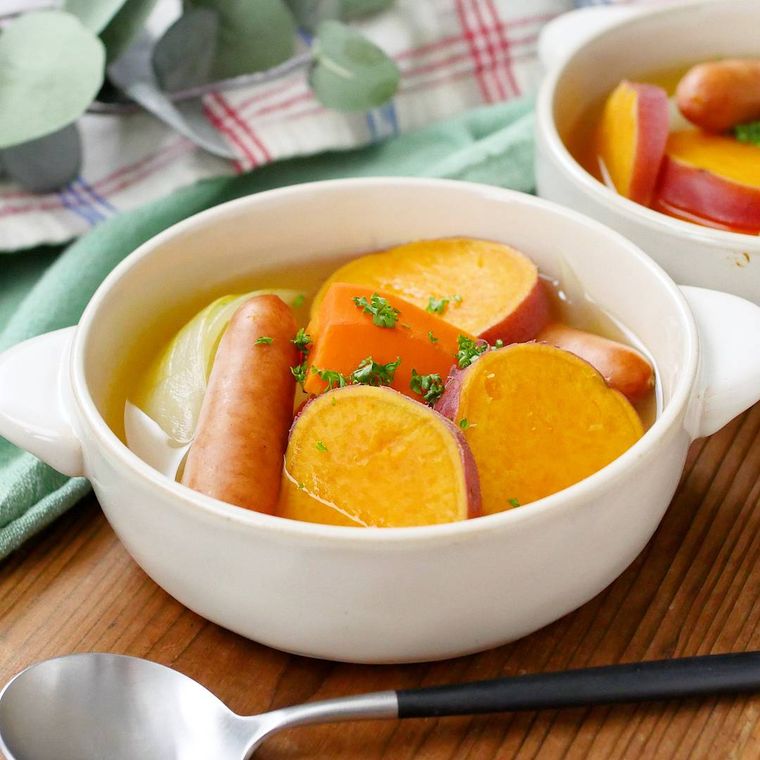 白い器に盛り付けられたさつまいものポトフ