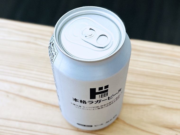 テーブルの上に置かれたドン・キホーテのラガービール