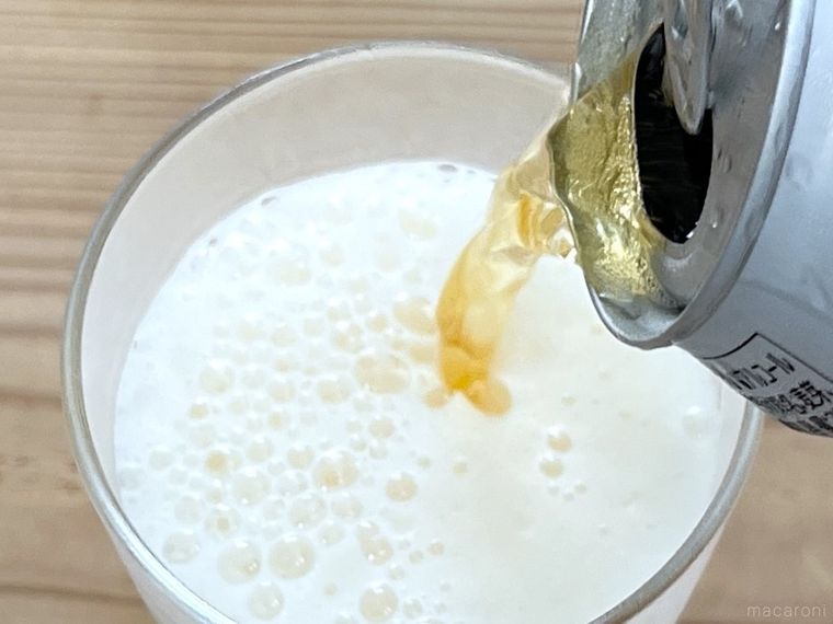 グラスにドン・キホーテのラガービールをそそいでいる様子