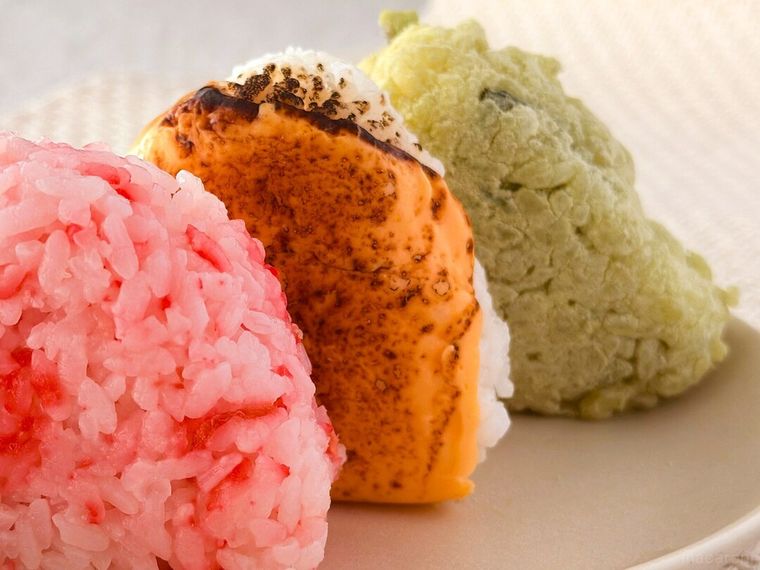 3種類の目で味するゥなおにぎりが並んでいる様子