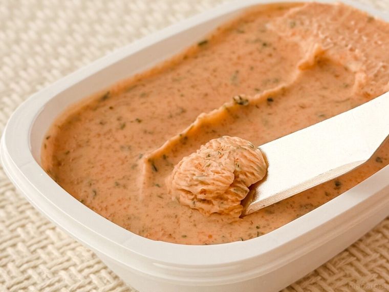 ましまし塗るガーリック たらこ入りをナイフですくっている様子