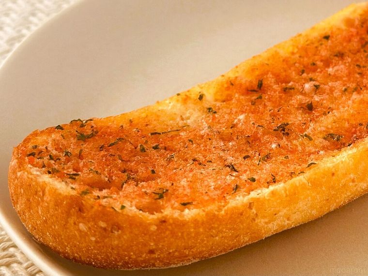パンにましまし塗るガーリック たらこ入りを塗って焼いた様子